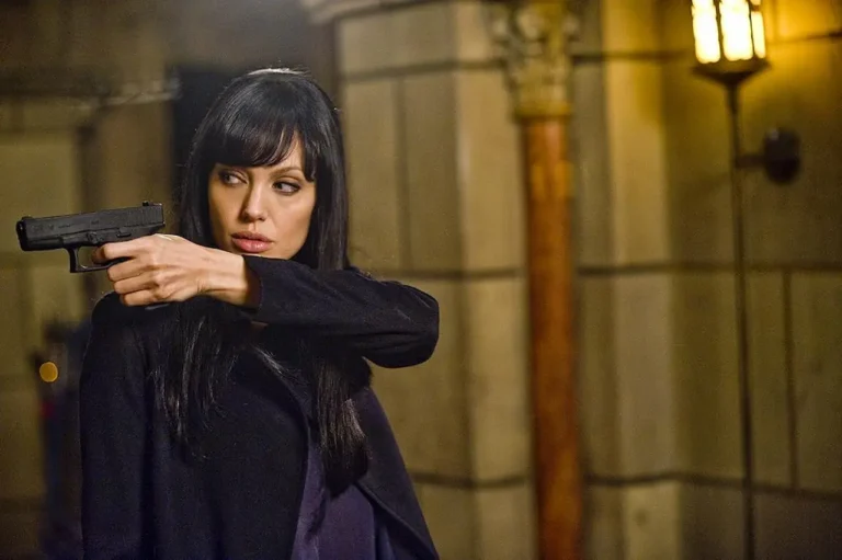 Salt: dal cast al finale alternativo, le curiosità sul film con Angelina Jolie Salt: dal cast al finale alternativo, le curiosità sul film con Angelina Jolie