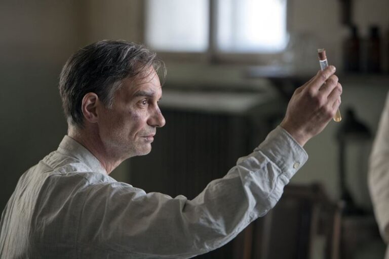 Charlatan &ndash; Il potere dell&rsquo;erborista: la recensione del film di Agnieszka Holland