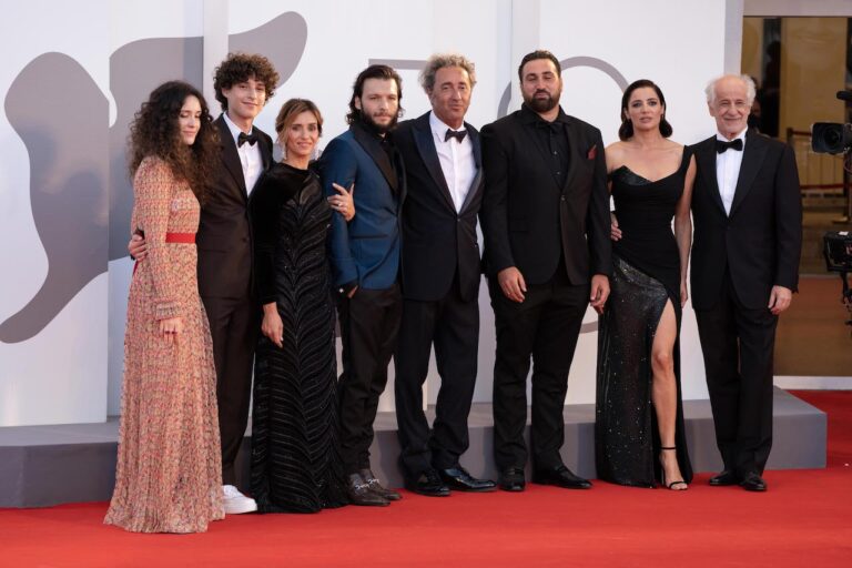 Venezia 78, E&rsquo; stata la mano di Dio: le foto del red carpet con Paolo Sorrentino