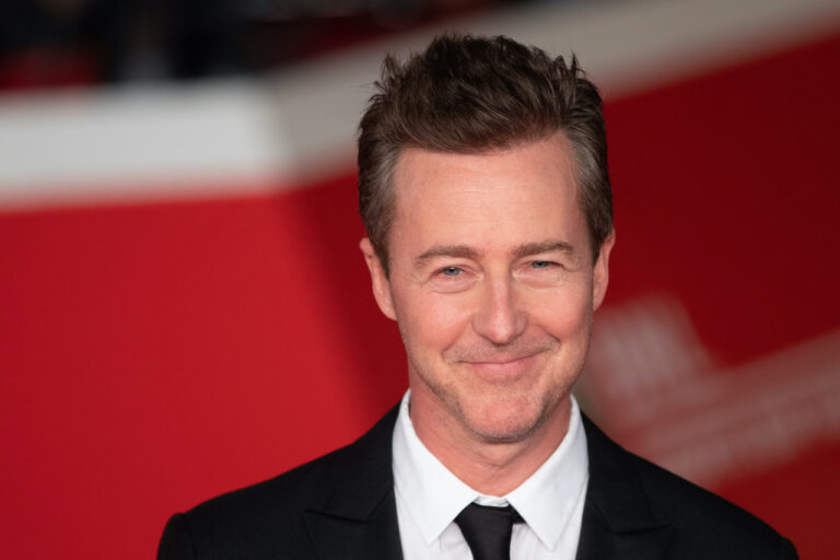 Edward Norton sostituisce Benedict Cumberbatch nel biopic su Bob Dylan