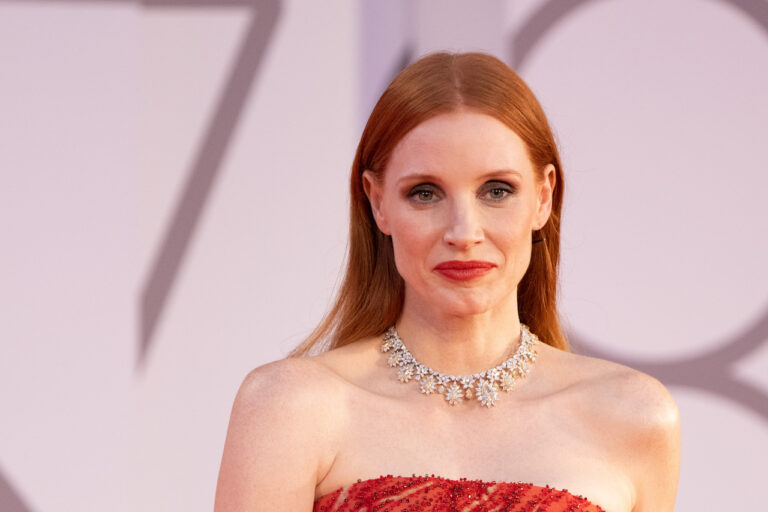 Jessica Chastain e Anne Hathaway nel remake USA di Doppio Sospetto