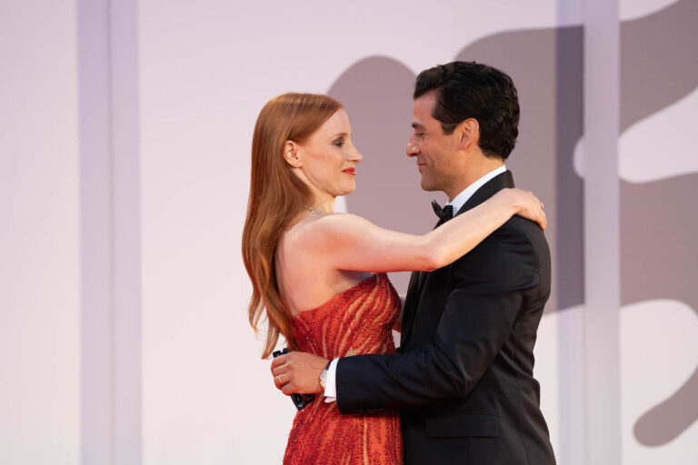 Venezia 78, foto dal red carpet: Jessica Chastain e Oscar Isaac infiammano il red