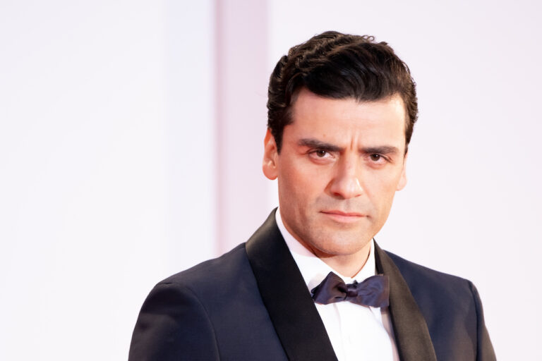 Frankenstein: Oscar Isaac nei panni di Victor nelle prime foto dal film di Guillermo Del Toro