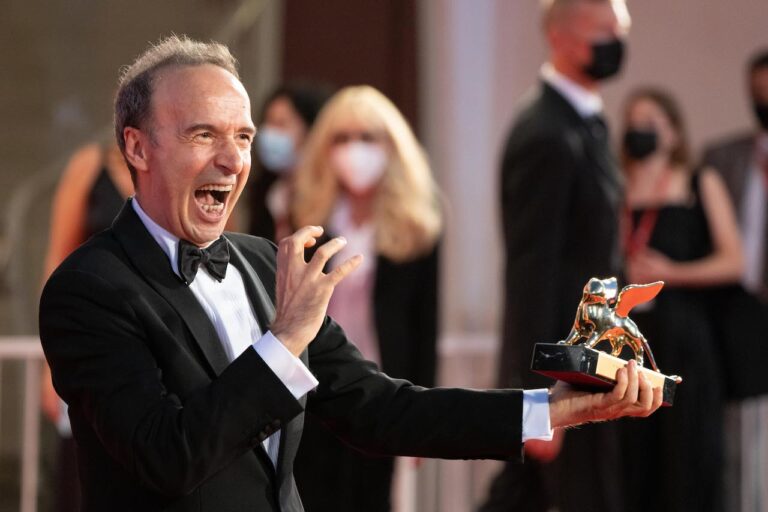 Venezia 78, Roberto Benigni, premiato alla carriera, a Nicoletta Braschi: &ldquo;Possiamo dividere il Leone d&rsquo;Oro&rdquo;