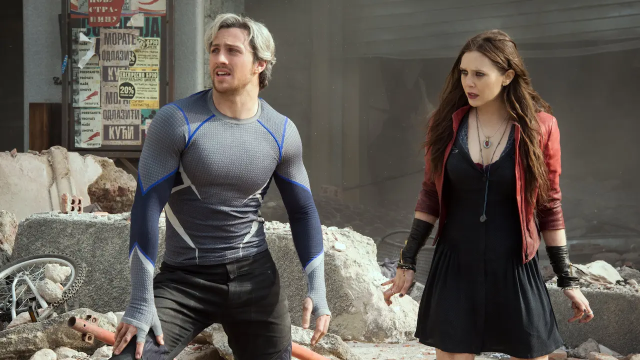 Elizabeth Olsen e Aaron Taylor-Johnson in Avengers Age of Ultron