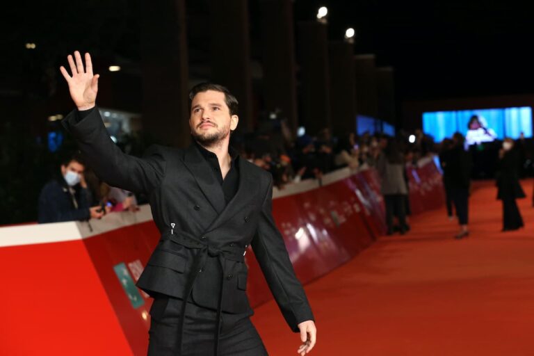 Kit Harington sarà Gilderoy Lockhart in Harry Potter: sostituisce Nicholas Hoult Kit Harington sarà Gilderoy Lockhart in Harry Potter: sostituisce Nicholas Hoult