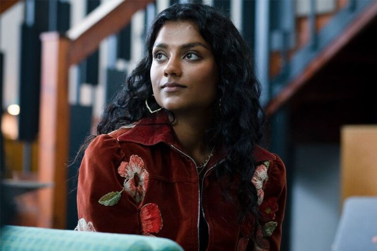 Simone Ashley: 10 cose che non sai sull&rsquo;attrice