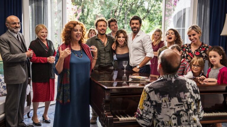A casa tutti bene: trama, cast e curiosit&agrave; sul film