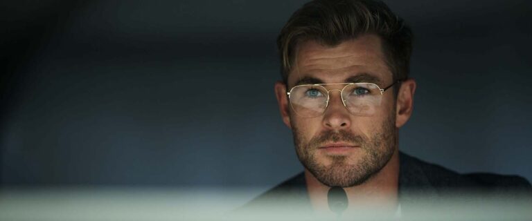 Chris Hemsworth manipola la mente nella prima clip ufficiale di Spiderhead Chris Hemsworth manipola la mente nella prima clip ufficiale di Spiderhead