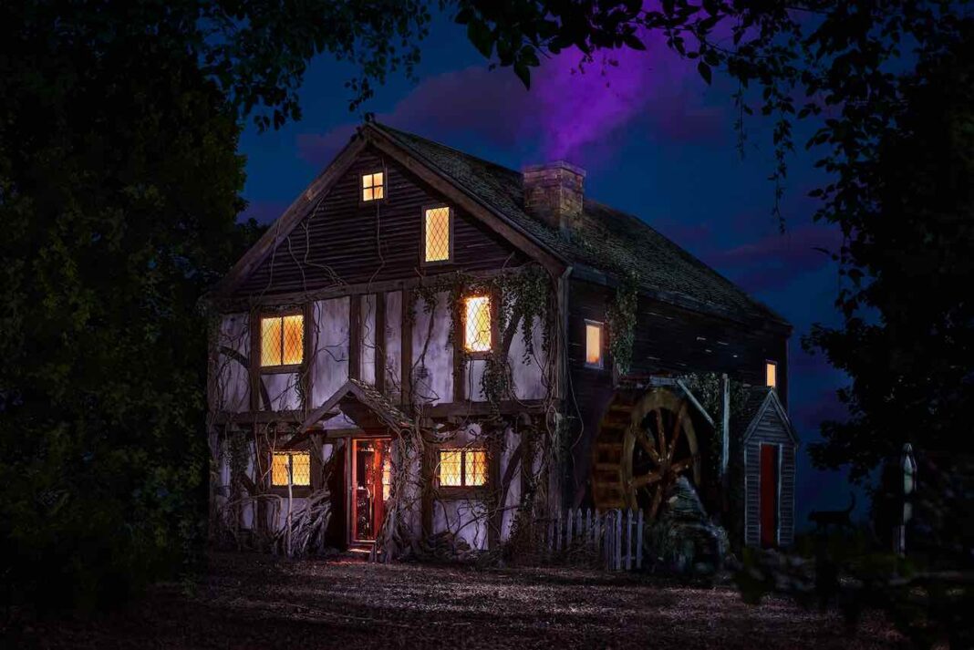 Hocus Pocus Airbnb 01 - Exterior - Credit Helynn Ospina hocus pocus 2