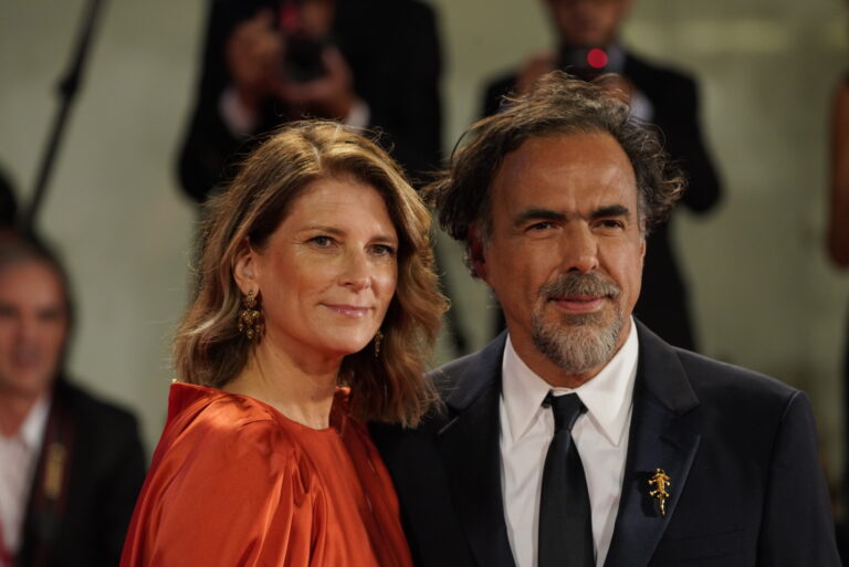 Alejandro G. I&ntilde;&aacute;rritu sul red carpet di Venezia 79