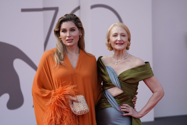 Venezia 79, foto dal red carpet per la premiere di Monica di Andrea Pallaoro