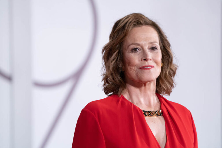 The Gorge: Sigourney Weaver si unisce a Miles Teller nel film d&rsquo;azione di Apple TV+