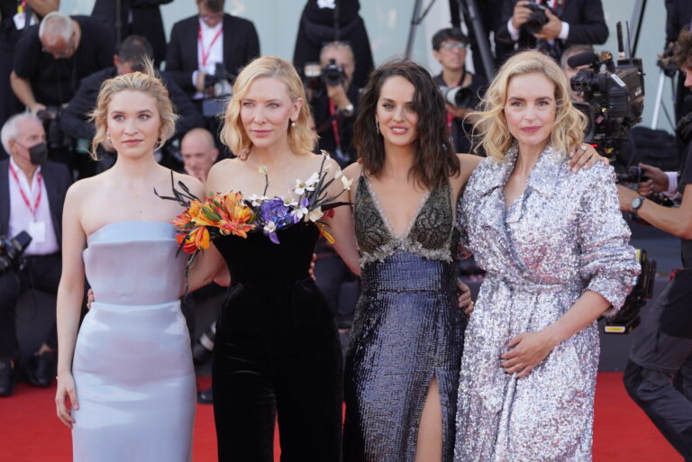 Cate Blanchett divina insieme al cast di T&Aacute;R sul red carpet di Venezia 79