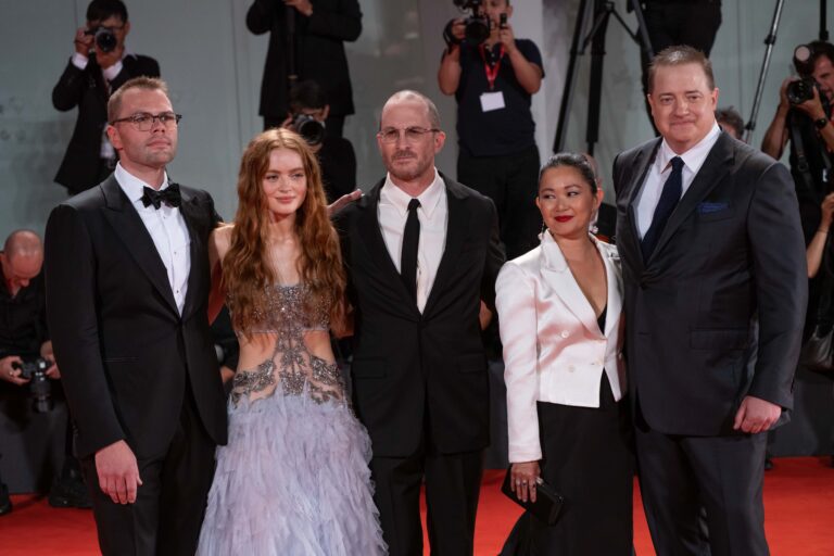 Festival di Venezia: foto dal red carpet con Brendan Fraser e Sadie Sink