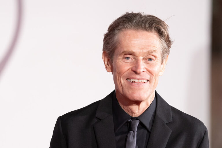 Willem Dafoe: &ldquo;Mi spezza il cuore non poter promuovere film come Povere Creature&rdquo;