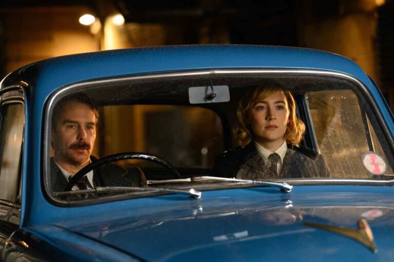 Omicidio nel West End, la recensione del film con Saoirse Ronan e Sam Rockwell