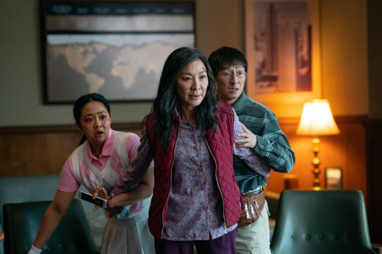 Everything Everywhere All At Once: recensione del film con Michelle Yeoh
