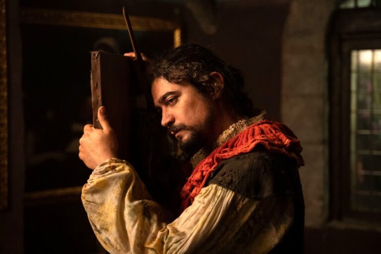 L&rsquo;Ombra di Caravaggio: la recensione del film con Riccardo Scamarcio