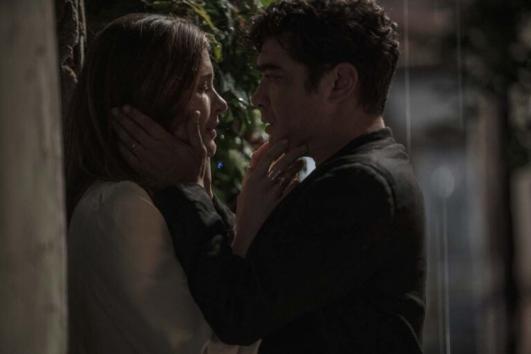 Quasi orfano: la recensione del film con Riccardo Scamarcio e Vittoria Puccini Quasi orfano: la recensione del film con Riccardo Scamarcio e Vittoria Puccini