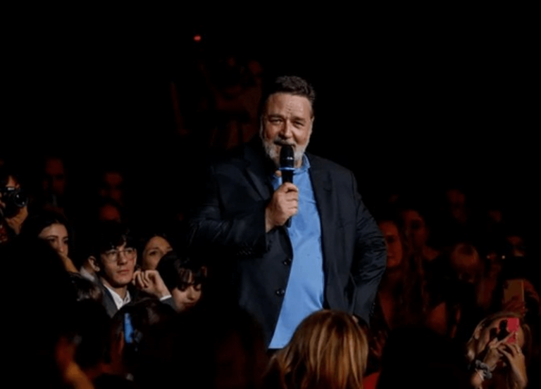 &ldquo;Mi venderei per un buon dialogo&rdquo;: Russell Crowe incontra il pubblico di Alice nella Citt&agrave;