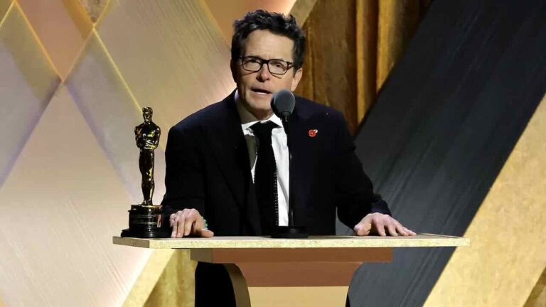 Michael J. Fox ritira il suo Premio Oscar alla Carriera: “Grazie, mi fate tremare!” Michael J. Fox ritira il suo Premio Oscar alla Carriera: “Grazie, mi fate tremare!”