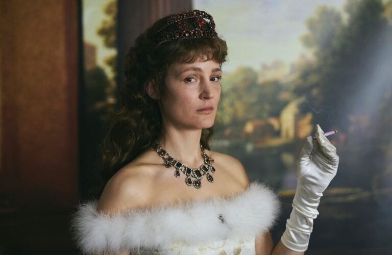 Il corsetto dell&rsquo;imperatrice: recensione del film con Vicky Krieps
