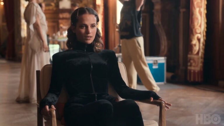 Irma Vep &ndash; la vita imita l&rsquo;arte: recensione della serie con Alicia Vikander