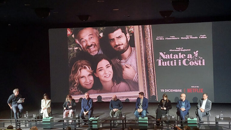 Natale a tutti i costi, la conferenza stampa del nuovo film di Natale con Christian De Sica e Angela Finocchiaro Natale a tutti i costi, la conferenza stampa del nuovo film di Natale con Christian De Sica e Angela Finocchiaro
