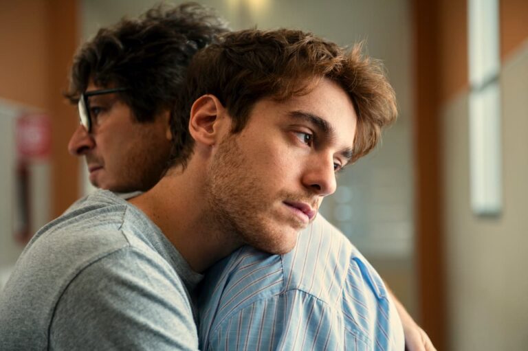 Tutto chiede salvezza: recensione della serie Netflix con Federico Cesari Tutto chiede salvezza: recensione della serie Netflix con Federico Cesari