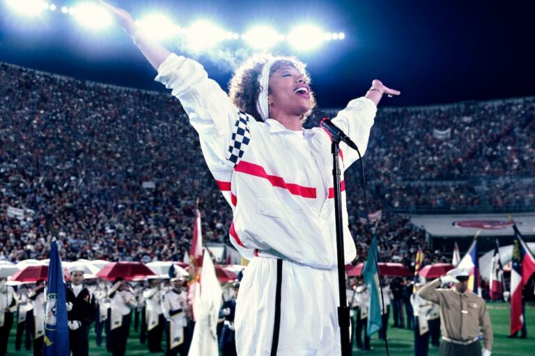 Whitney: Una voce diventata leggenda, recensione del film con Naomi Ackie
