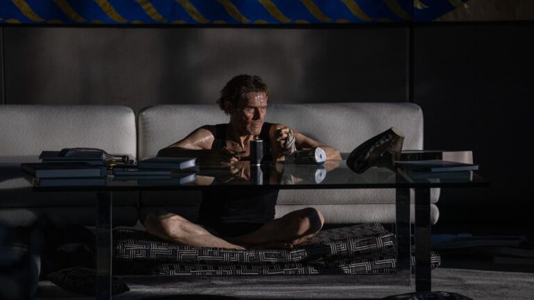 Willem Dafoe &egrave; intrappolato nell&rsquo;ultimo poster Inside