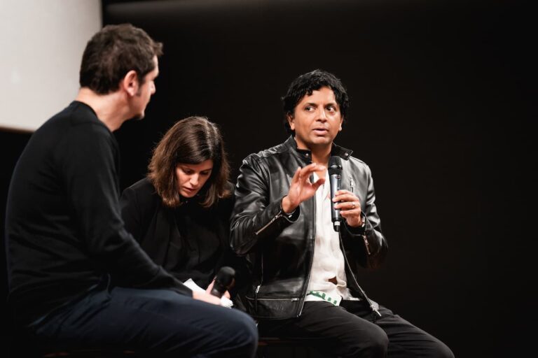 M. Night Shyamalan a Roma presenta Bussano alla porta: &ldquo;tutti possiamo fare una scelta&rdquo;