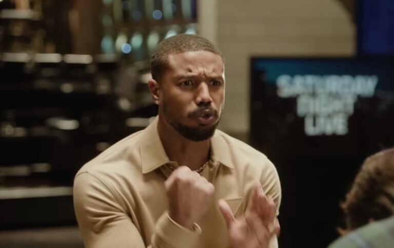 Michael B. Jordan “entra nel personaggio” nello spot di SNL Michael B. Jordan “entra nel personaggio” nello spot di SNL