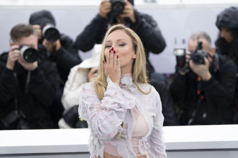 Ester Exp&oacute;sito al Festival di Cannes con Lost In the Night