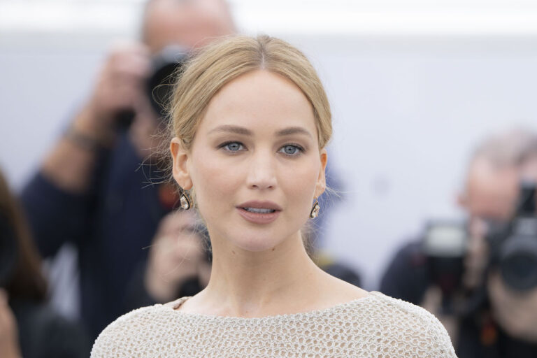 Jennifer Lawrence protagonista e produttrice dell&rsquo;adattamento del fumetto Why Don&rsquo;t You Love Me?