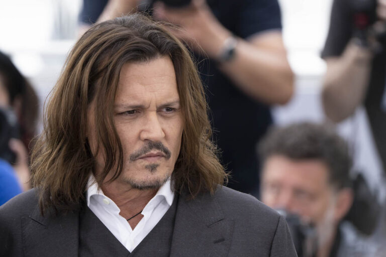 Johnny Depp conquista il pubblico del CinemaCon e svela la sua trasformazione in Scrooge nel primo trailer di Ebenezer: A Christmas Carol