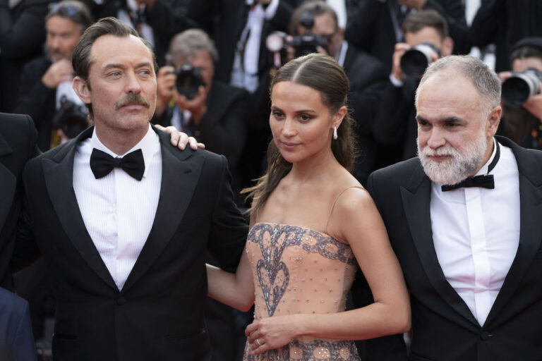 Alicia Vikander e Jude Law sulla croisette del Festival di Cannes per Firebrand