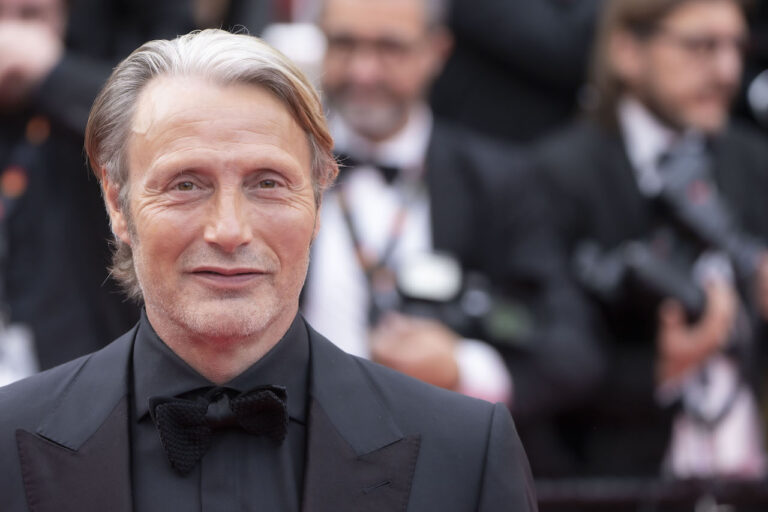 Mads Mikkelsen rivela di aver perso la sceneggiatura di Casino Royale su un aereo