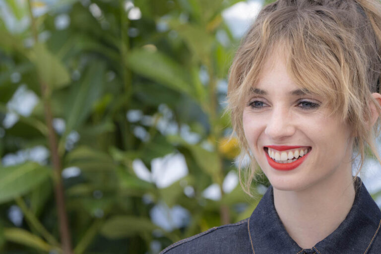 Maya Hawke nella serie Netflix God of the Woods