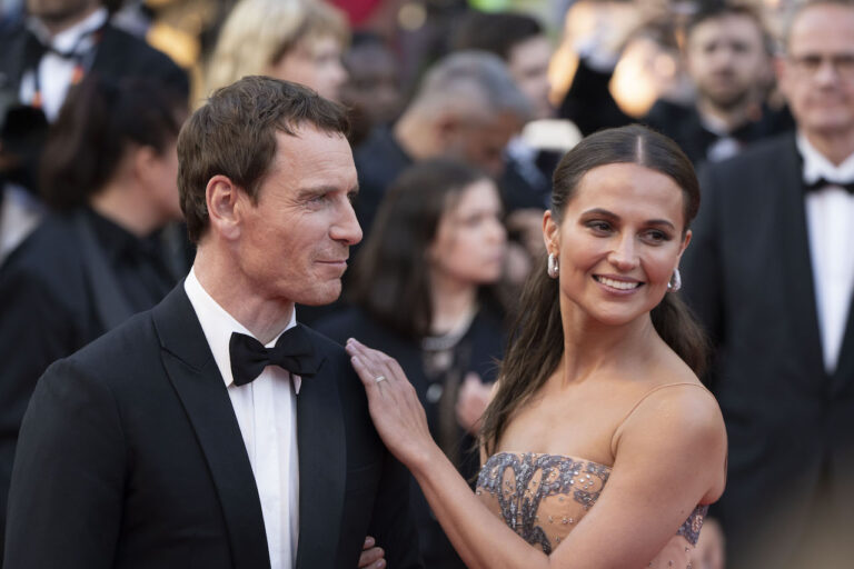Festival di Cannes: 8 minuti di standing ovation per Alicia Vikander e il brutale dramma storico Firebrand