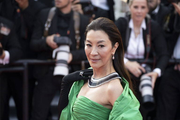 Michelle Yeoh risponde al presunto affronto ai danni di Emma Stone e spiega perch&eacute; &egrave; stata Jennifer Lawrence a darle l&rsquo;Oscar