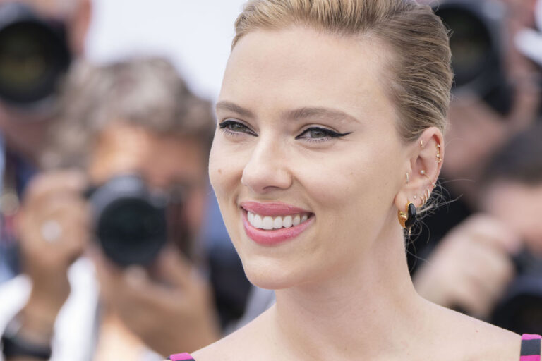 Il nuovo film di fantascienza di Scarlett Johansson sembra un Blade Runner realizzato dalla Pixar