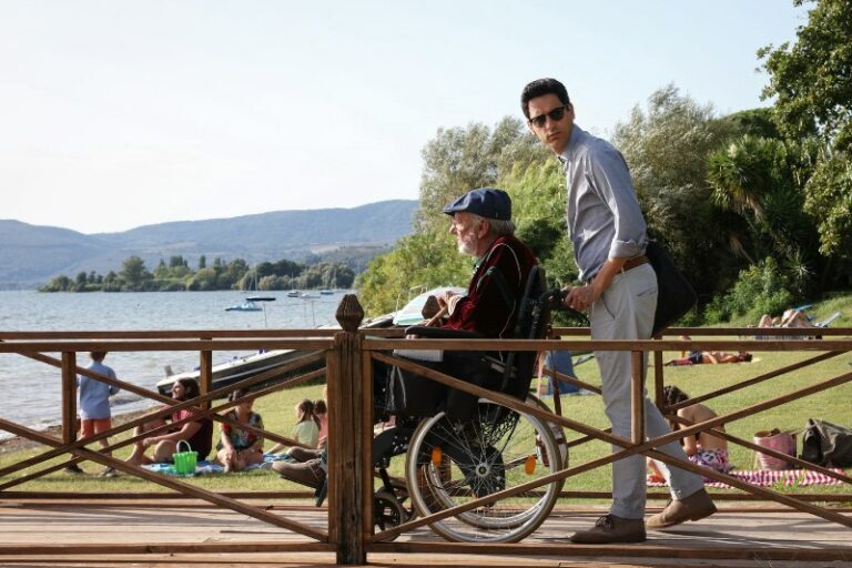 Il pi&ugrave; bel secolo della mia vita: recensione del film con Valerio Lundini e Sergio Castellitto