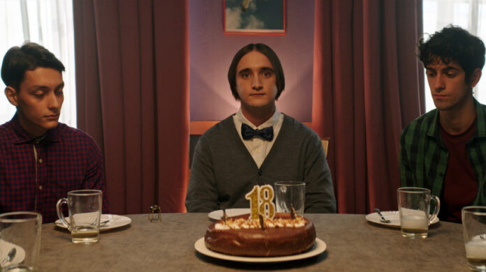 La lunga corsa recensione La lunga corsa, Adriano Tardiolo interpreta Giacinto, seduto al tavolo davanti alla torta per il suo diciottesimo compleanno.