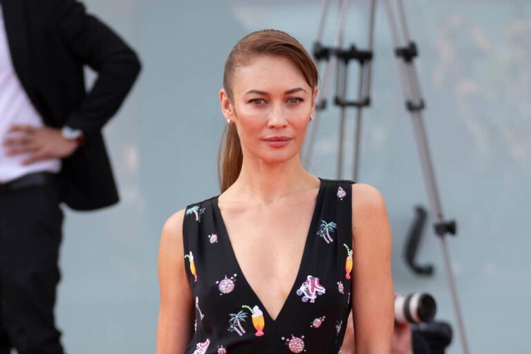 Venezia 80: le foto di Olga Kurylenko e Pablo Larra&iacute;n