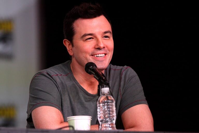 Seth MacFarlane segue l&rsquo;esempio di Dwayne Johnson con una massiccia donazione allo Strike Fund