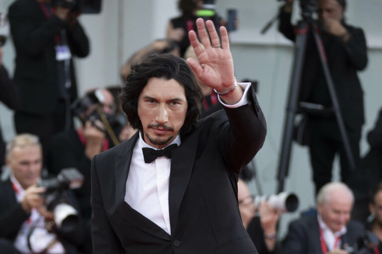 Adam Driver rivela la scena di Star Wars che non dimenticher&agrave; mai: &ldquo;Qualcuno me la ricorda ogni giorno&rdquo;.