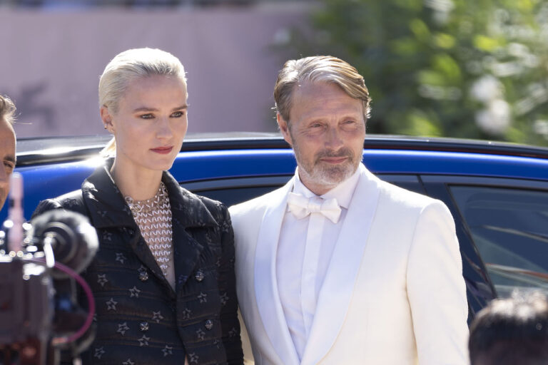 Venezia 80, le foto dal red carpet di Mads Mikkelsen e il cast