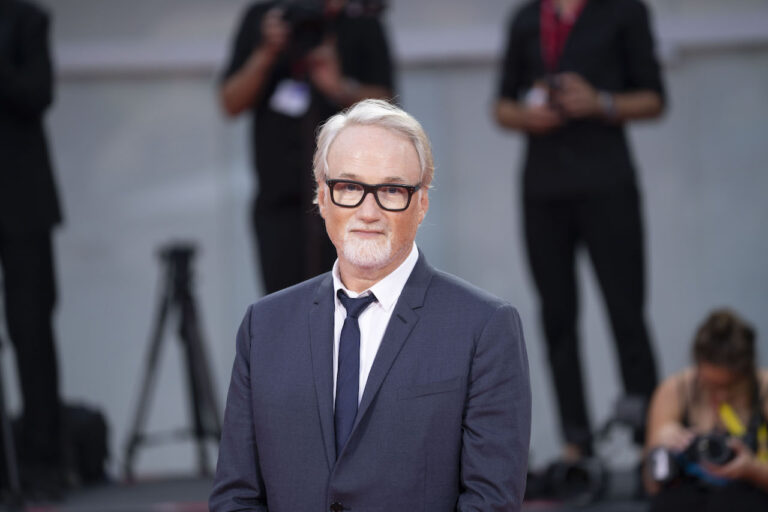 Venezia 80: le foto di David Fincher sul red carpet per The Killer